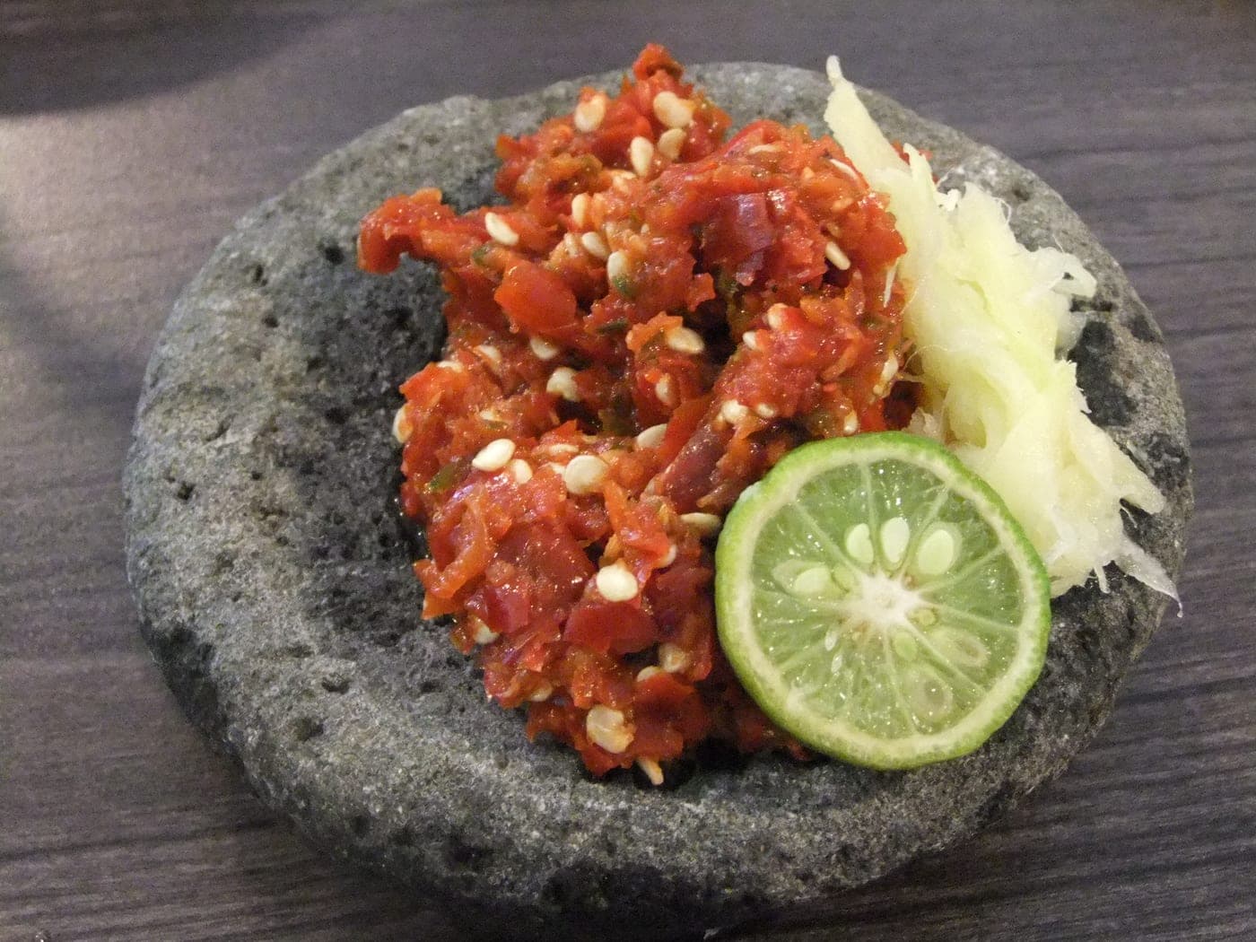 Sambal bawang segar di cobek dengan jeruk limau