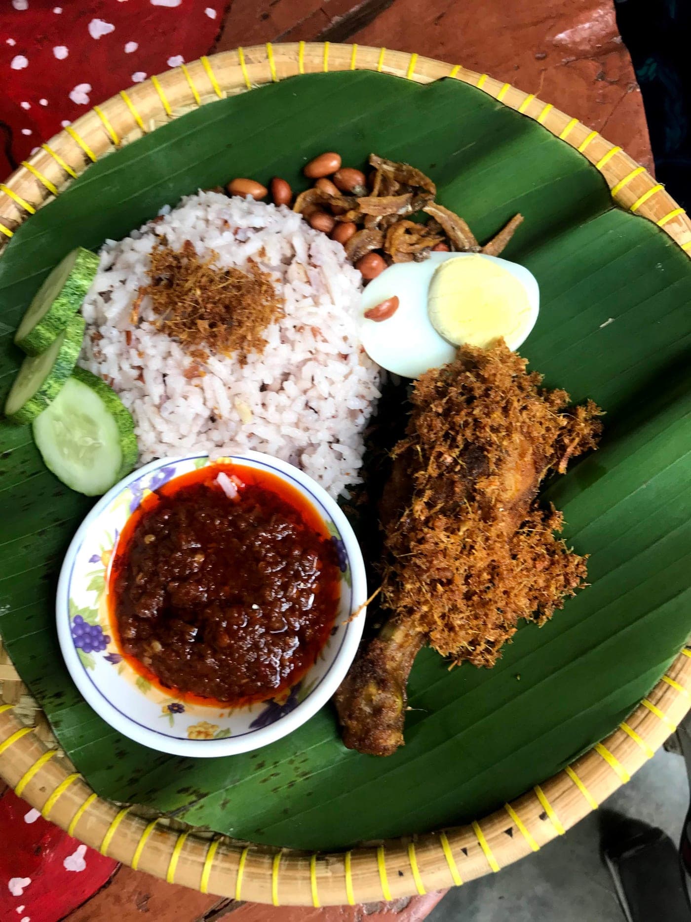 Nasi dengan rendang, serundeng, dan telur